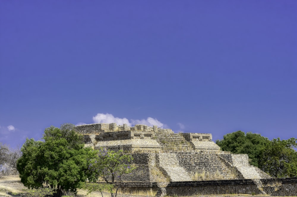 Un groupe de pyramides assises au sommet d’une colline