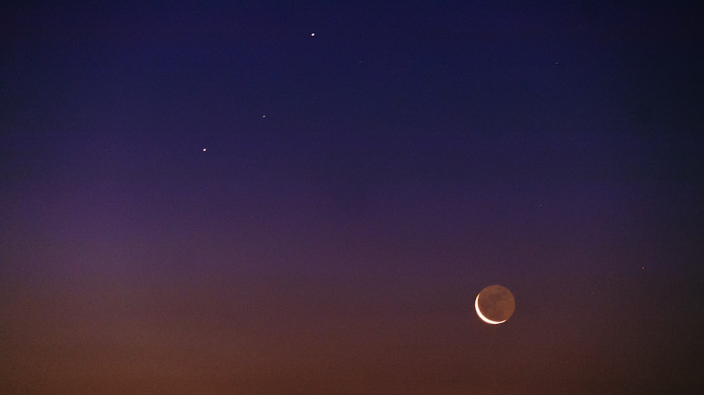 the moon and venus are seen in the night sky