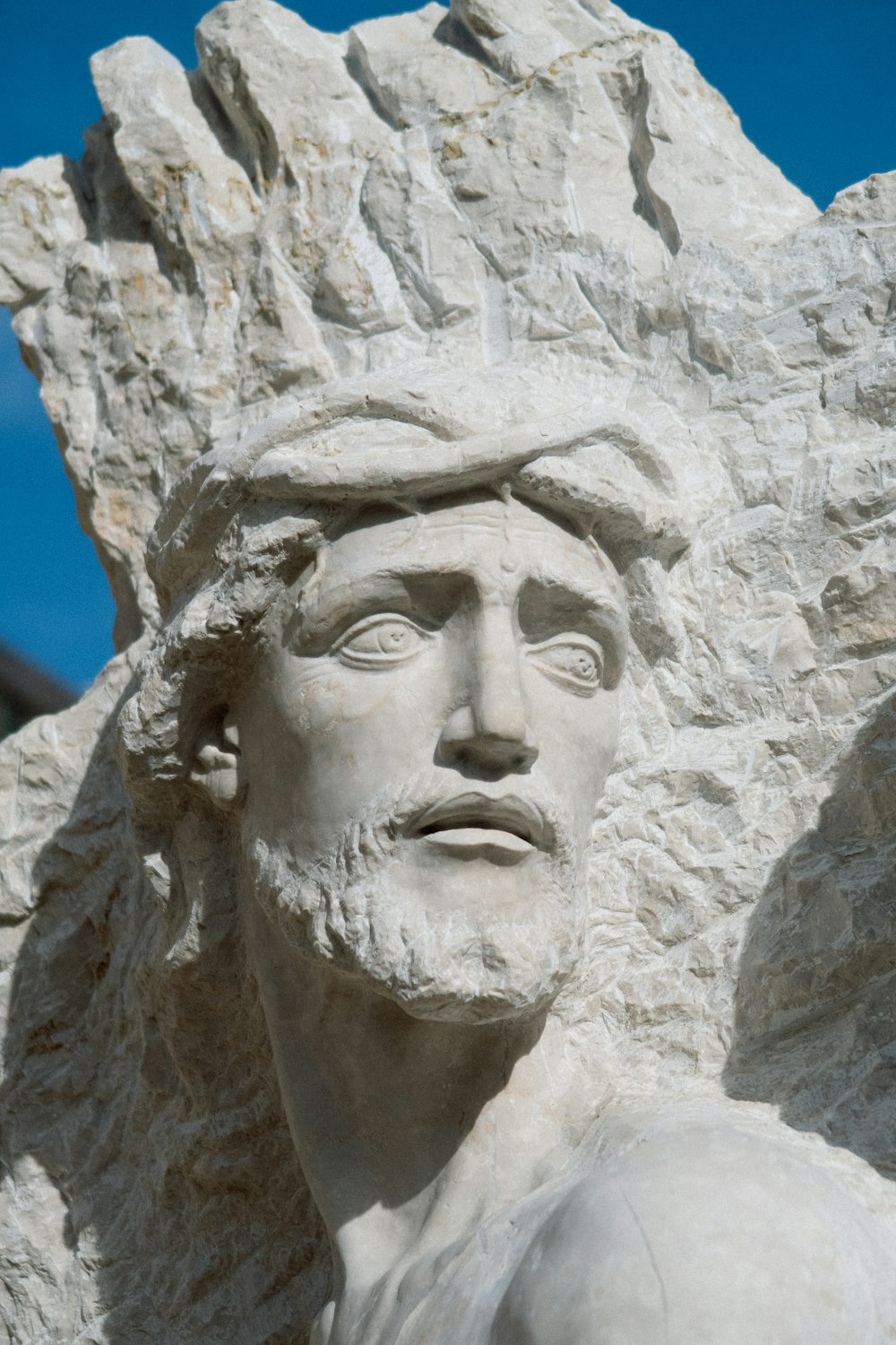 Un primer plano de una estatua de un hombre con sombrero