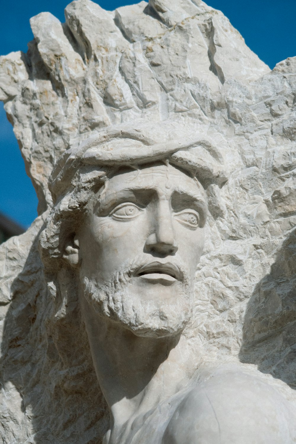 um close up de uma estátua de um homem com um chapéu