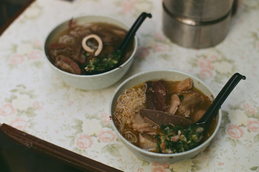 a couple of bowls of food on a table