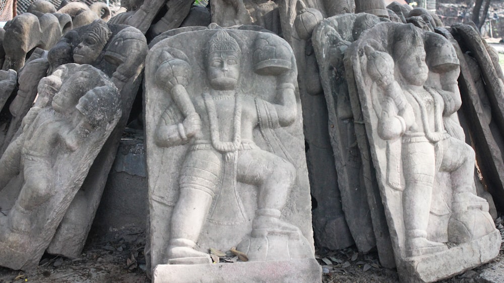 una estatua de un hombre y una mujer rodeados de otras estatuas