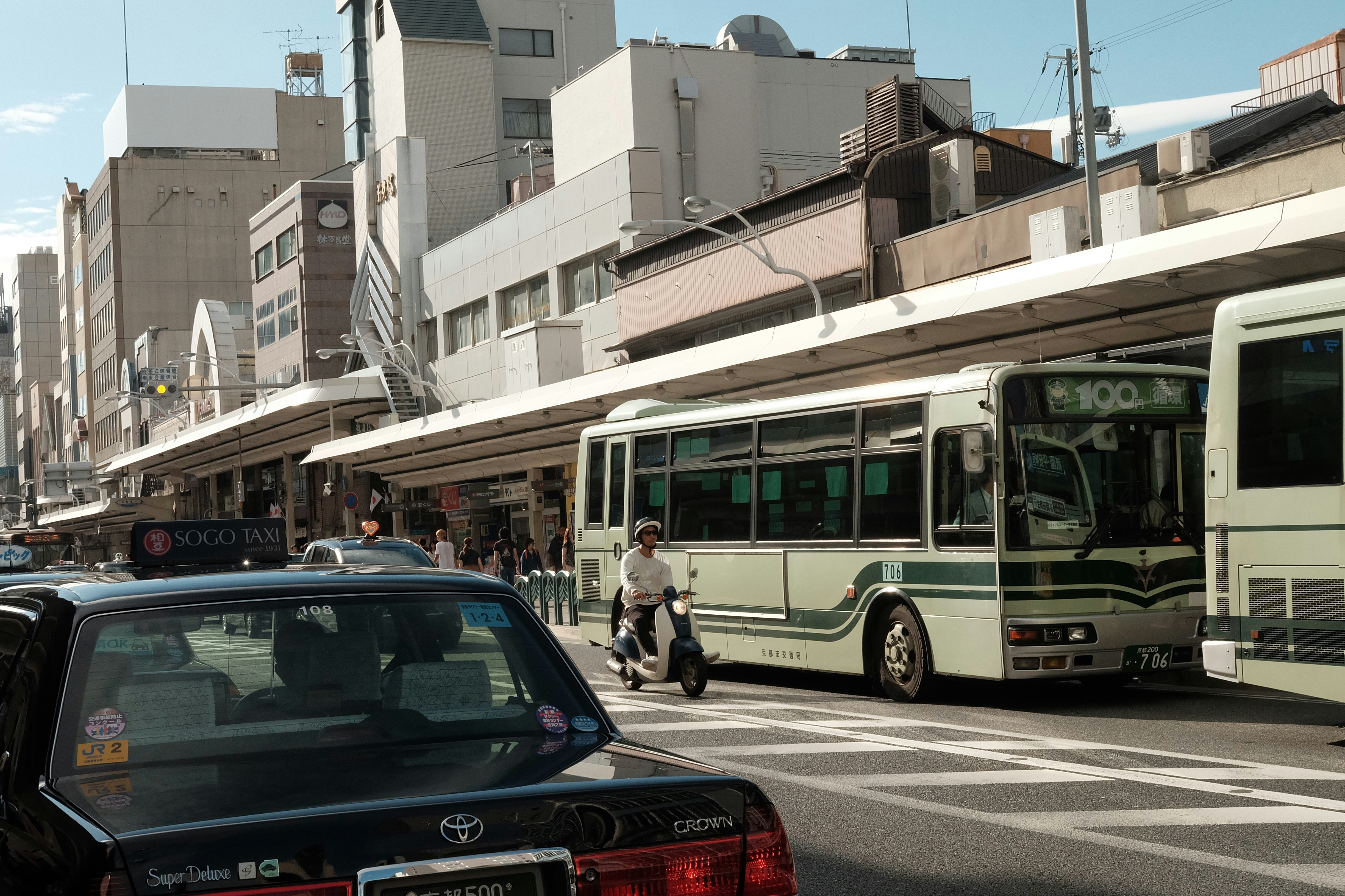 Una calle de la ciudad llena de tráfico junto a edificios altos