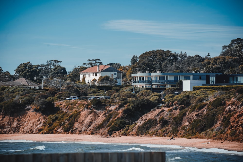 uma casa em um penhasco com vista para o oceano