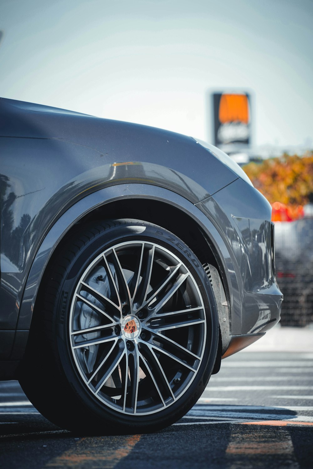 Un primo piano di uno pneumatico di un'auto su un parcheggio