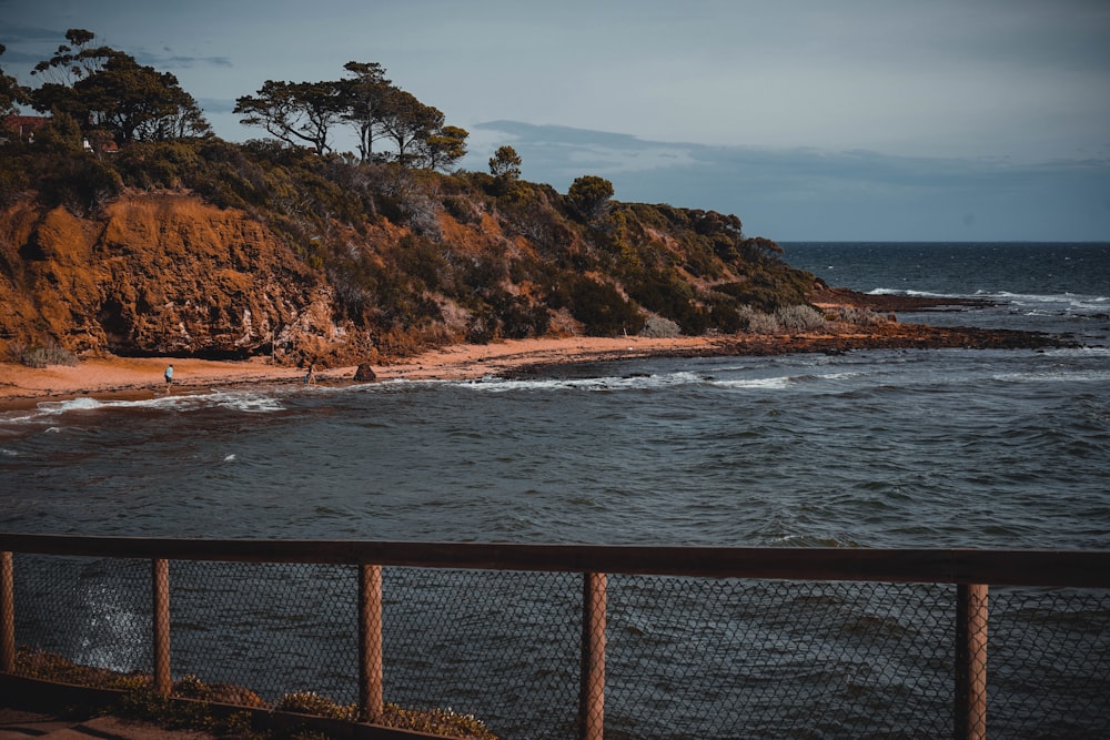 Blick auf einen Strand von einer Brücke