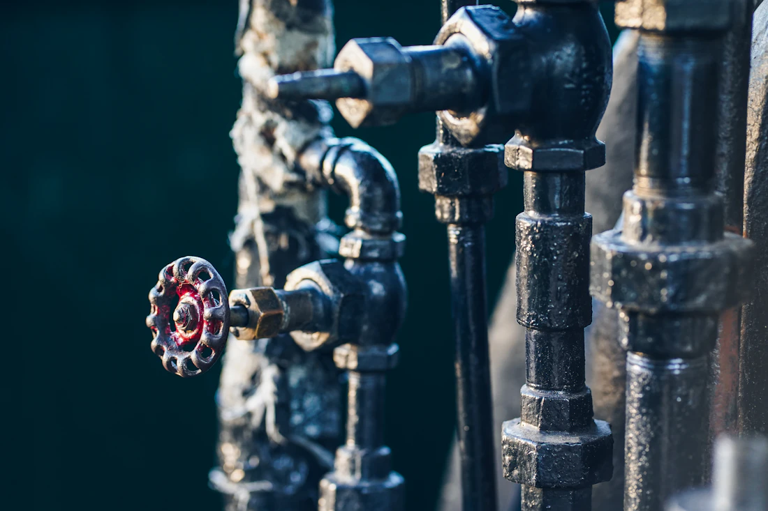 Emergency shut-off valve on heating pipework