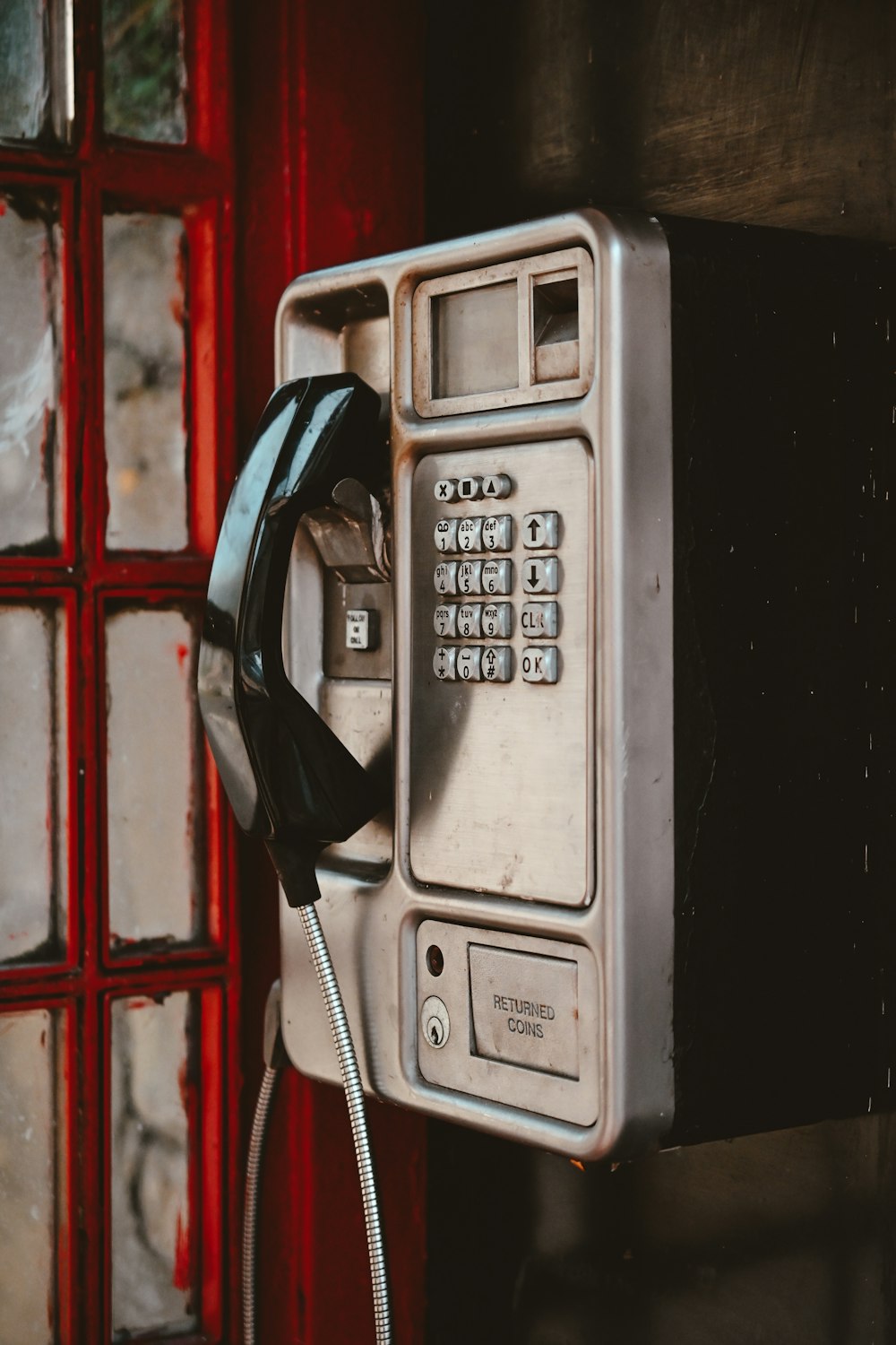 Un téléphone à l’ancienne est fixé à un mur