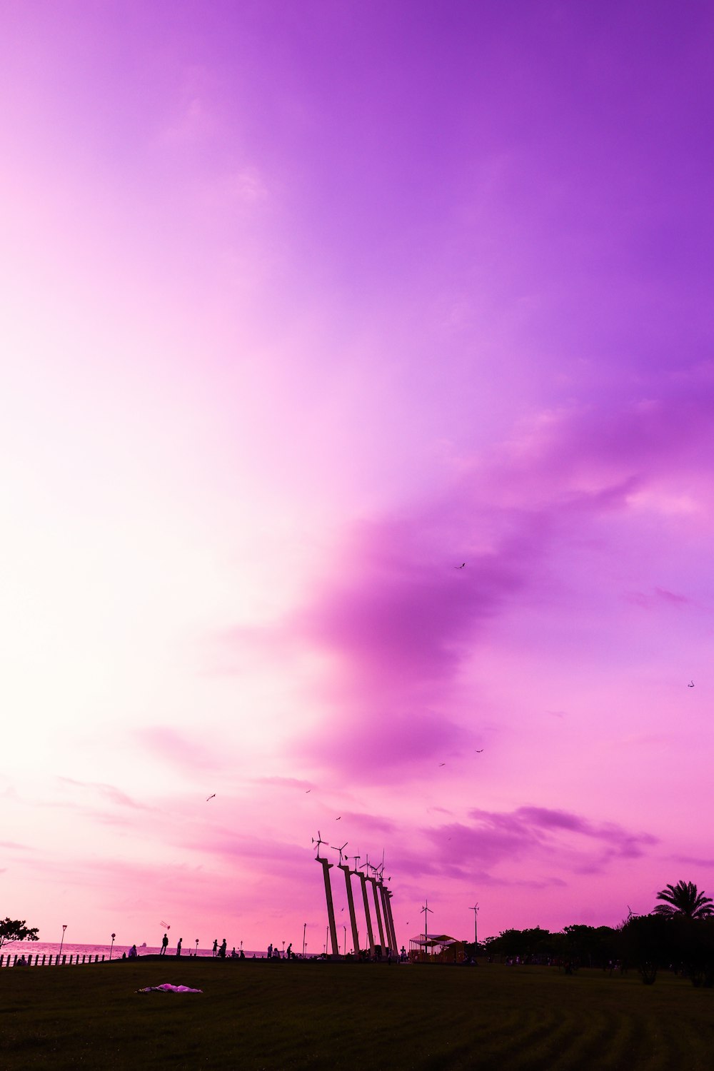 Un ciel violet avec quelques nuages au loin