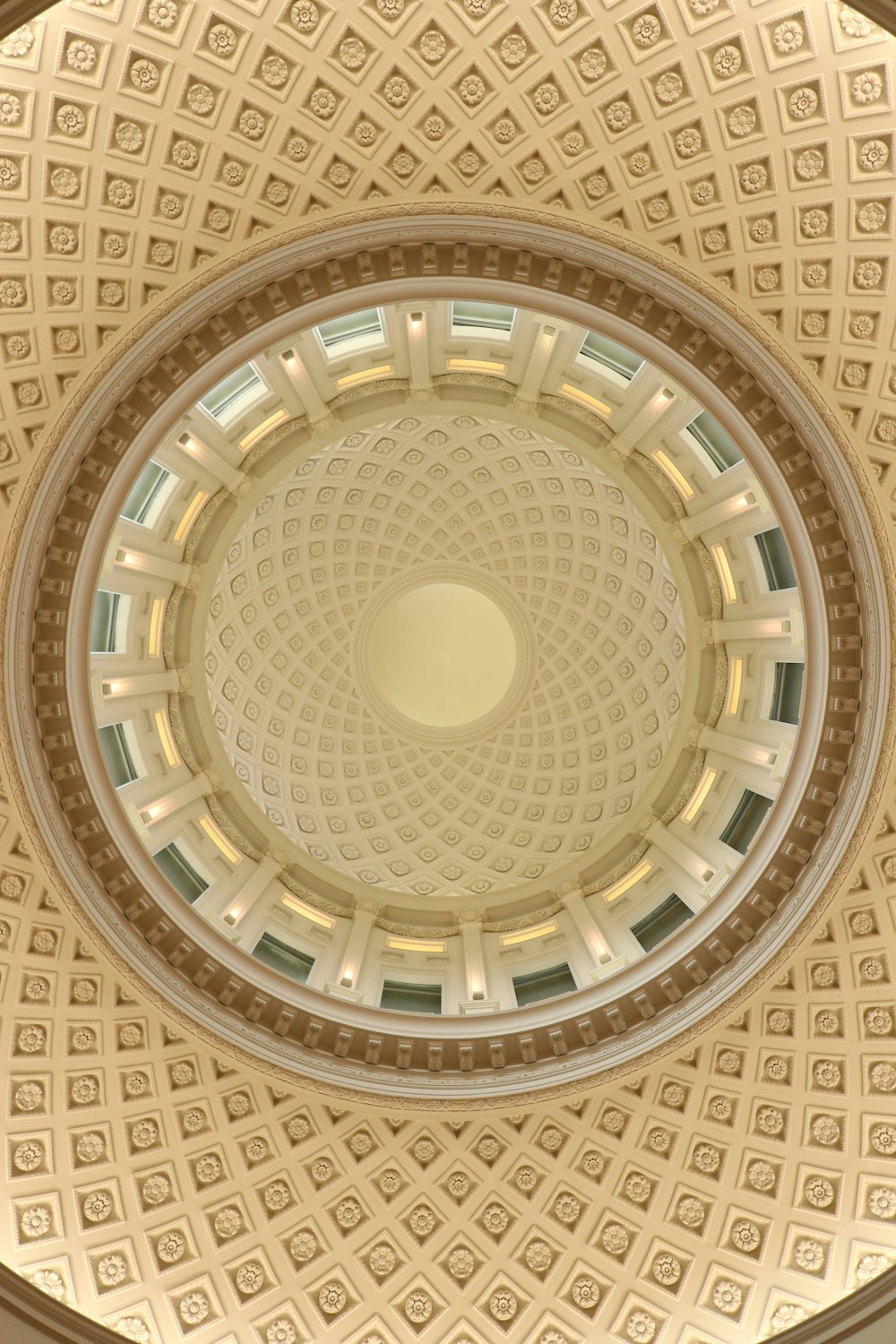 円形デザインの建物の天井