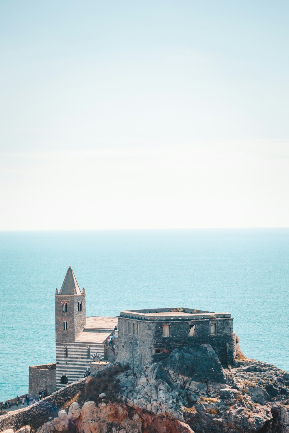 바다가 내려다 보이는 바위 노두에있는 오래된 교회