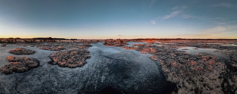 Le soleil se couche sur un lac gelé