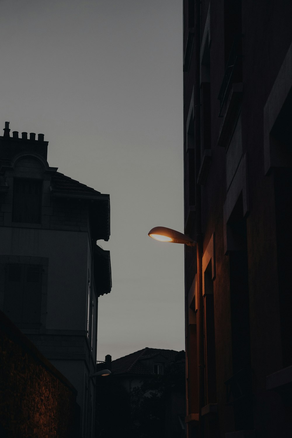 a street light next to a tall building