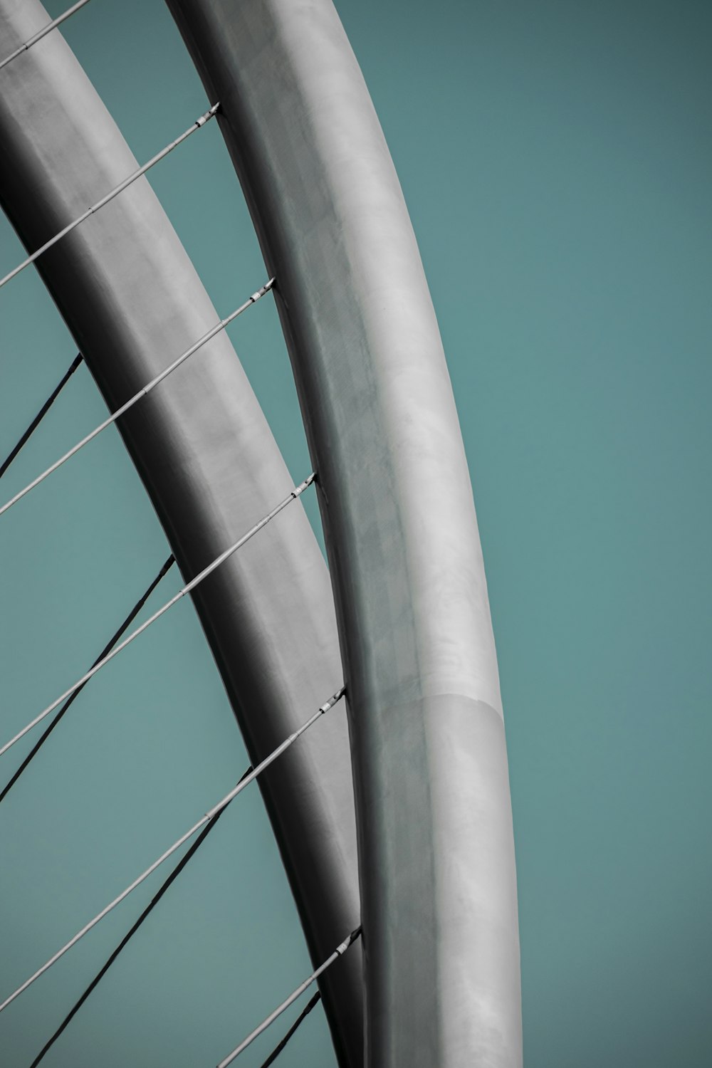 Un primer plano de un neumático de bicicleta con un cielo azul en el fondo