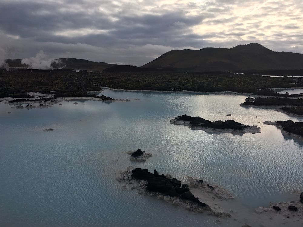 Un grande specchio d'acqua circondato da montagne