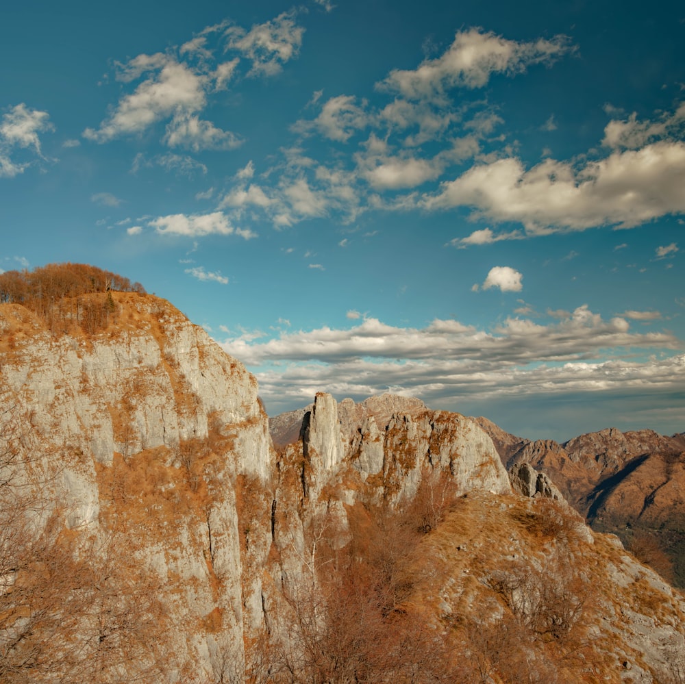 Una vista de una cadena montañosa con algunas nubes en el cielo