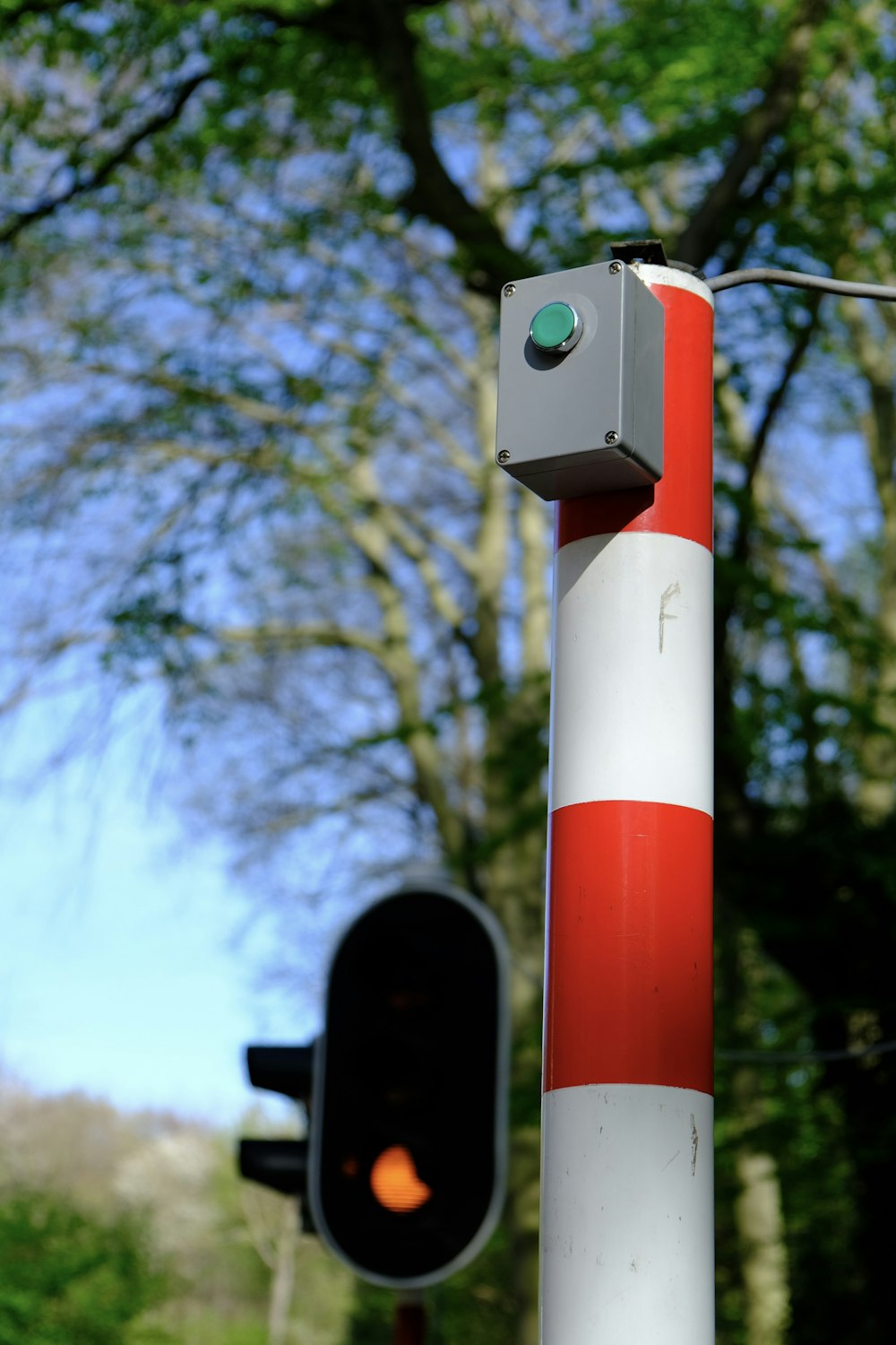 un poste rojo y blanco con un semáforo
