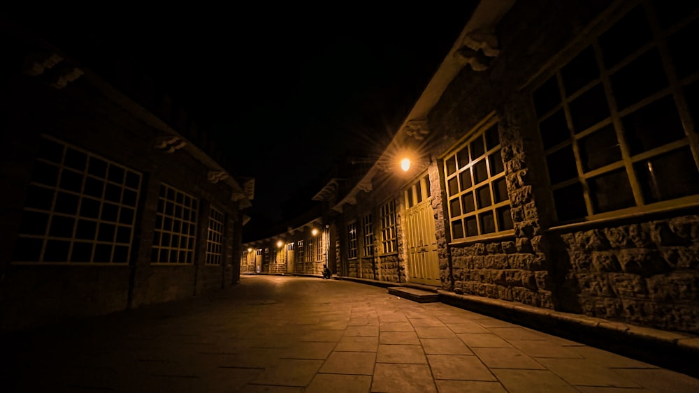 Una calle de noche con una luz encendida