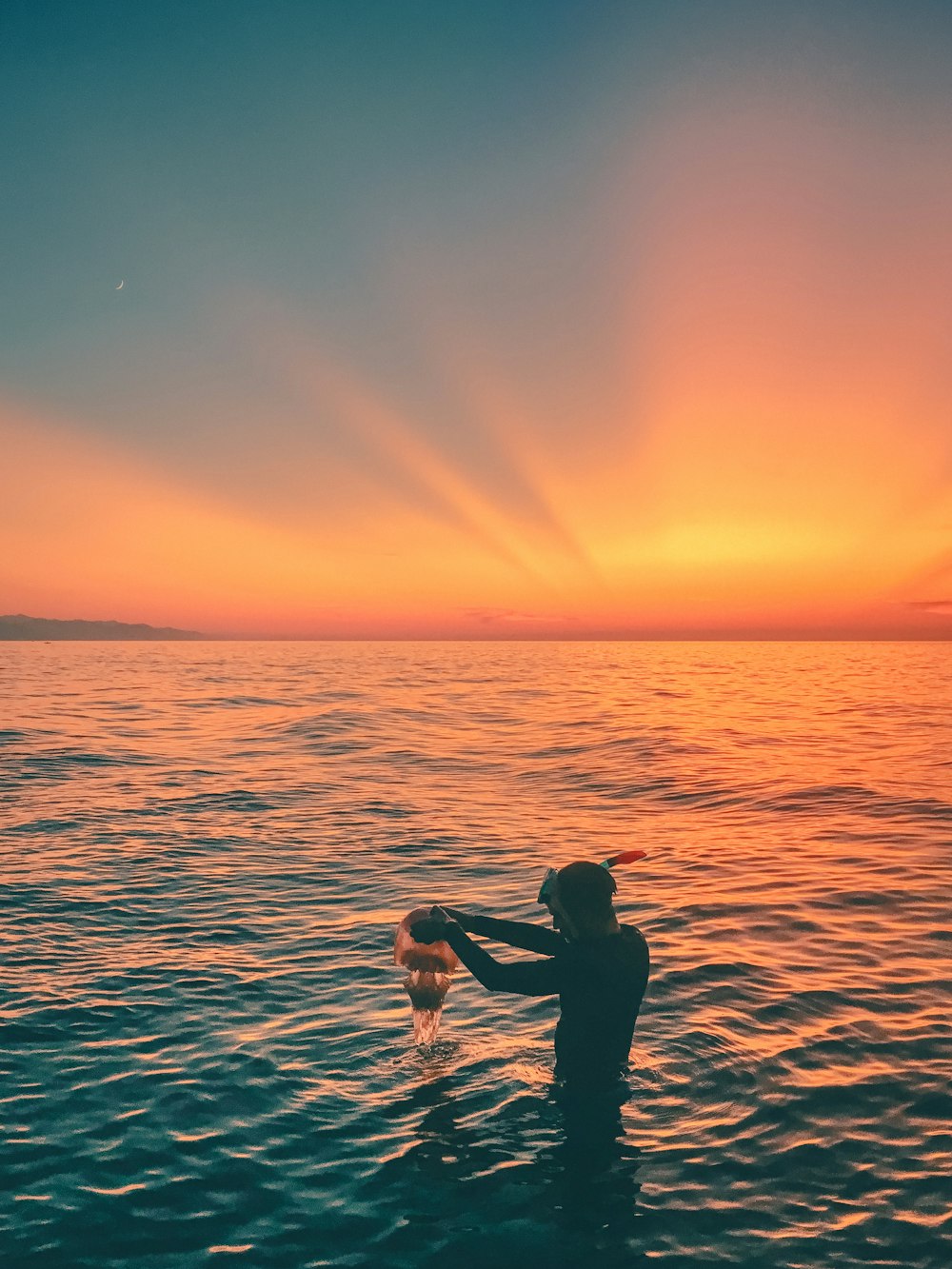 une personne debout dans l’eau avec un cerf-volant