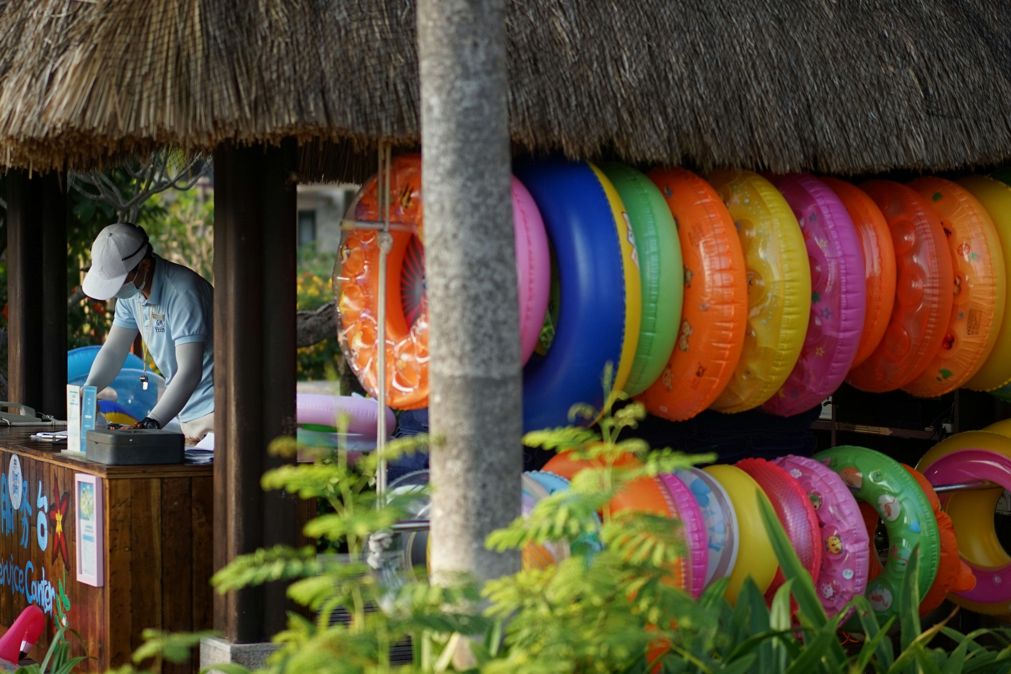 Seorang pria berdiri di depan bar yang dipenuhi dengan frisbee