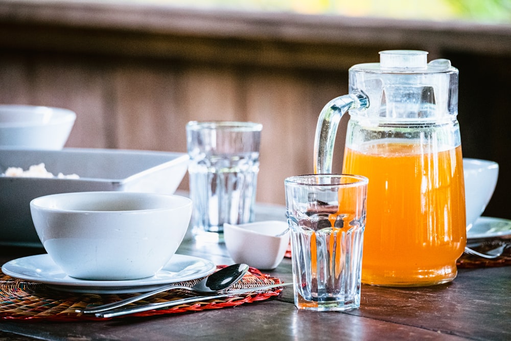 una tazza di caffè su un tavolo