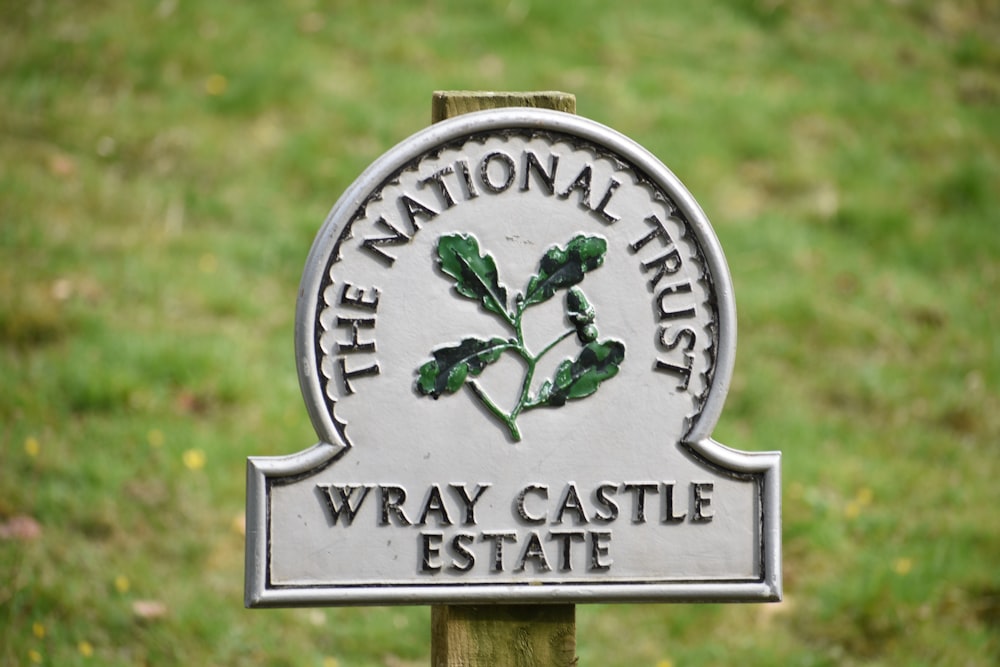 a sign that says the national trust way castle estate