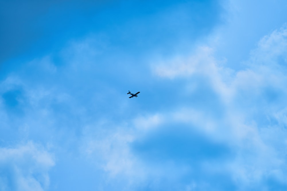 um avião está voando através do céu azul