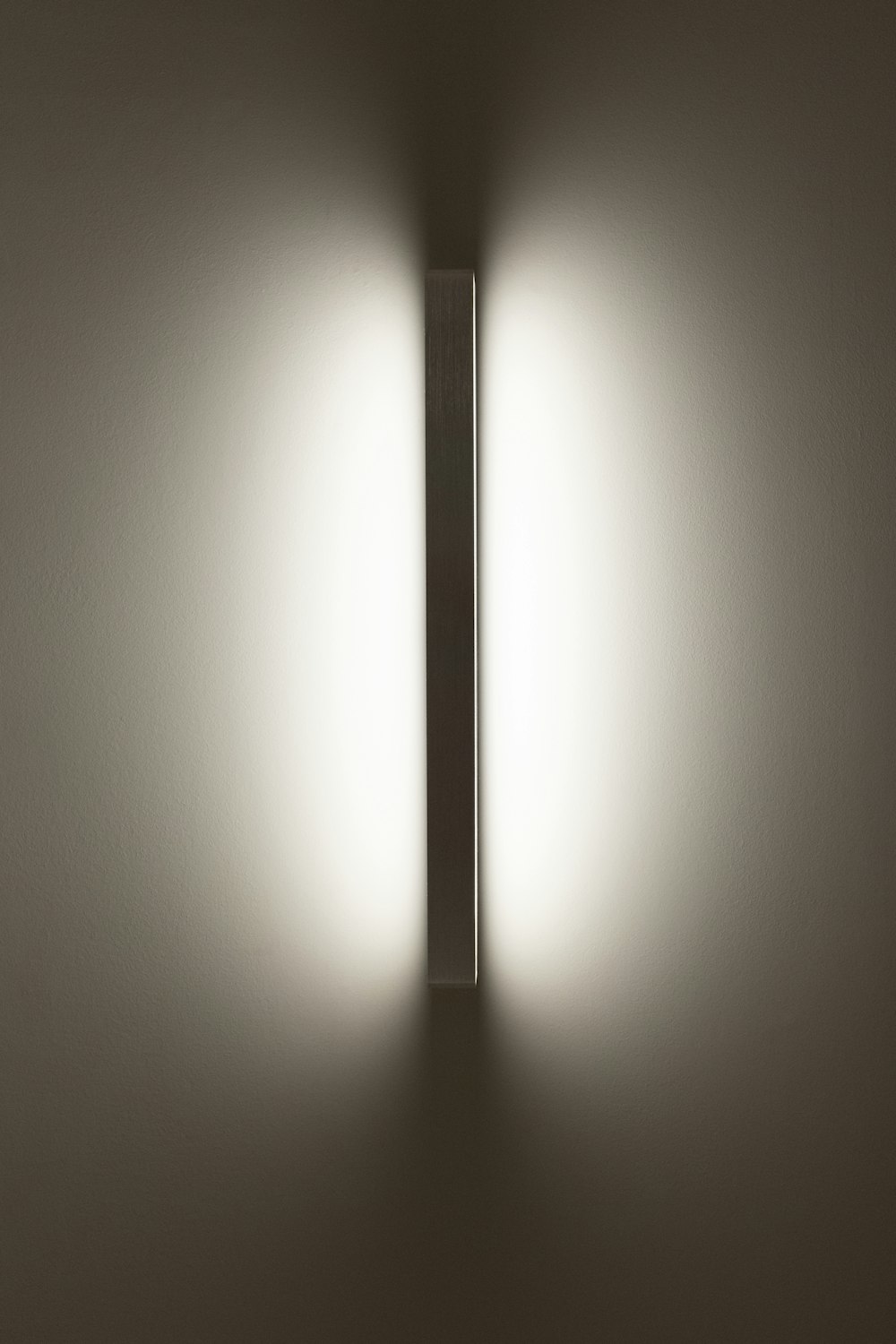 une lumière qui se trouve sur un mur dans une pièce