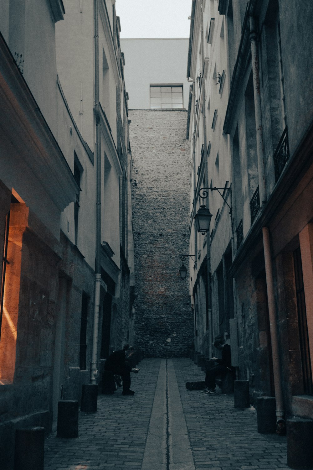 a narrow alley way between two buildings