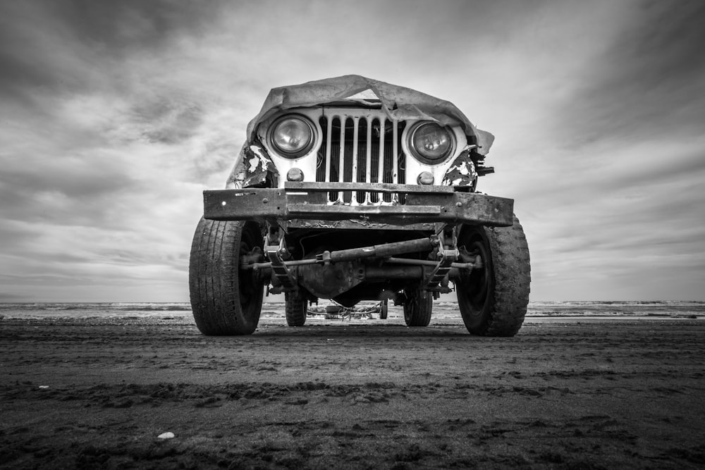 Una foto en blanco y negro de un viejo jeep