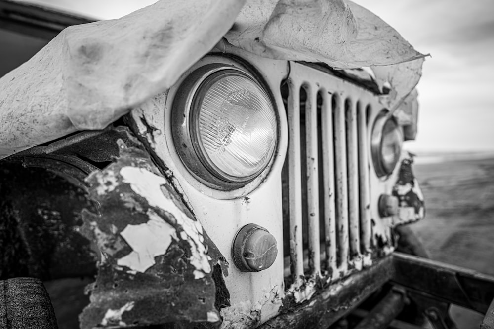 a close up of the front of an old jeep