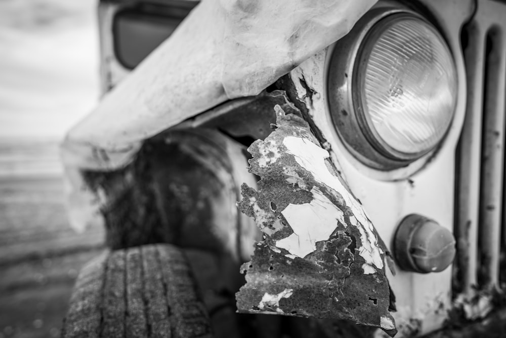 Una foto en blanco y negro de un viejo jeep