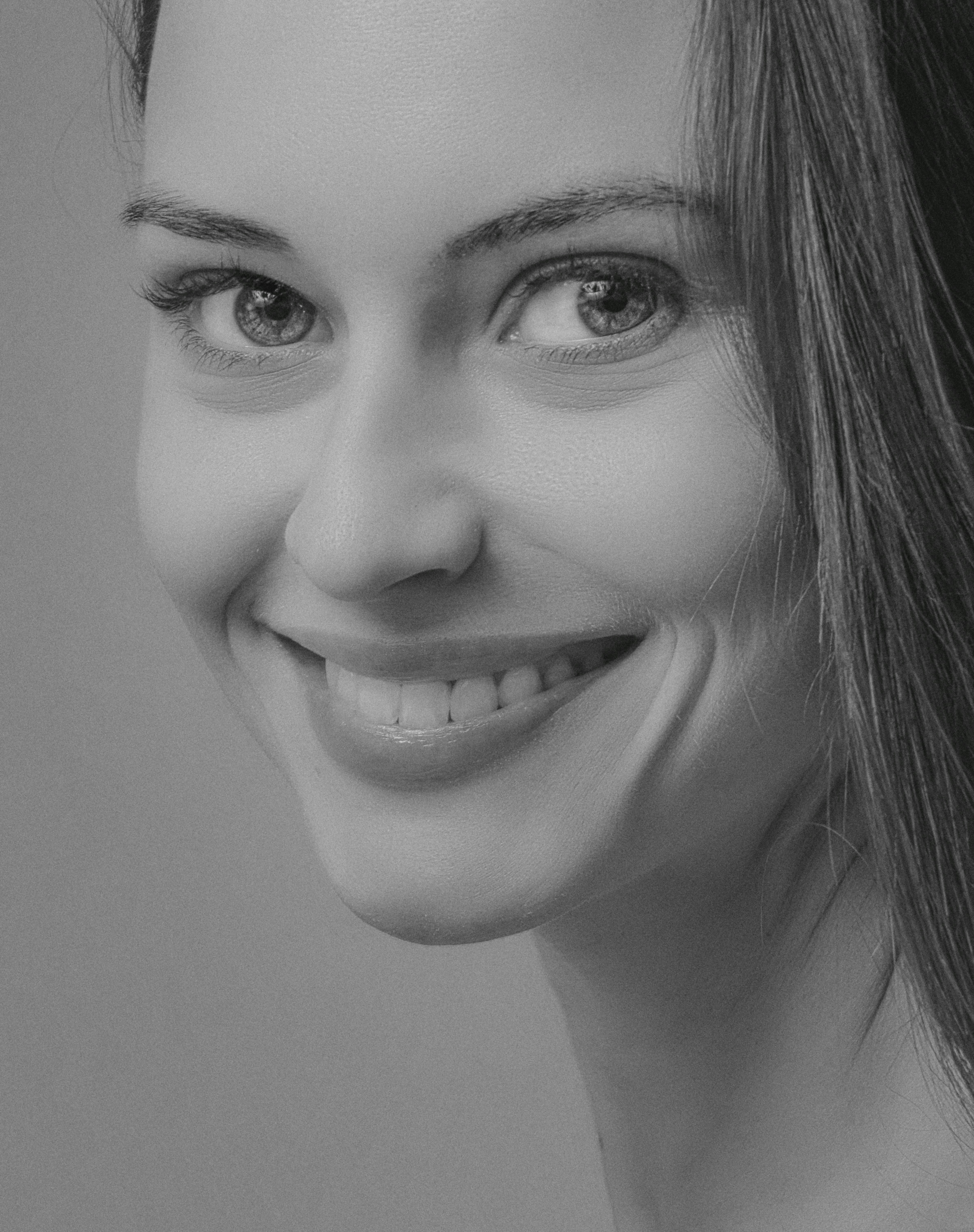 Une photo en noir et blanc d'une femme souriante photo – Image gratuite de  Femme sur Unsplash, image size:3000x3795