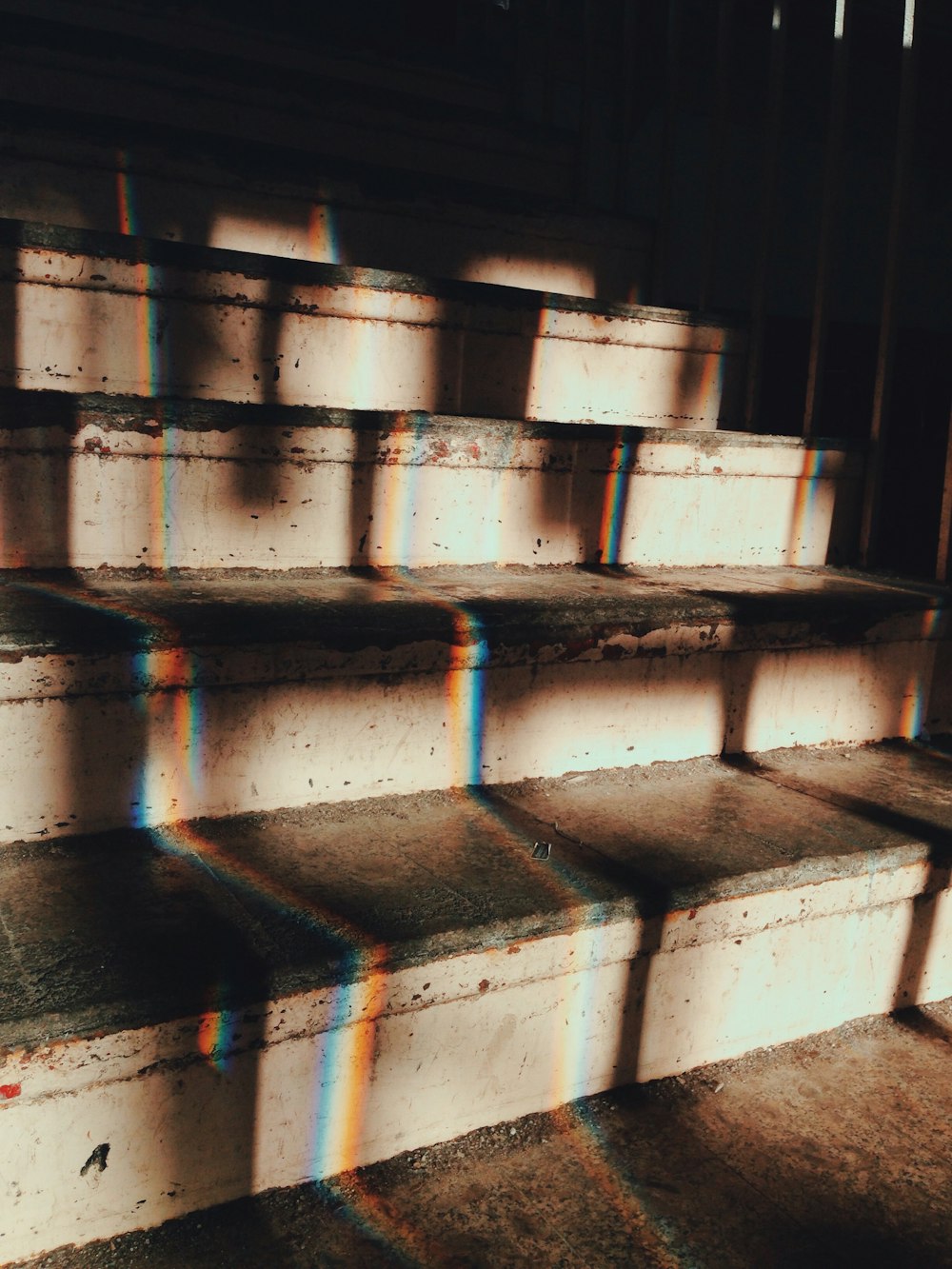 una serie di scale con un arcobaleno dipinto su di loro