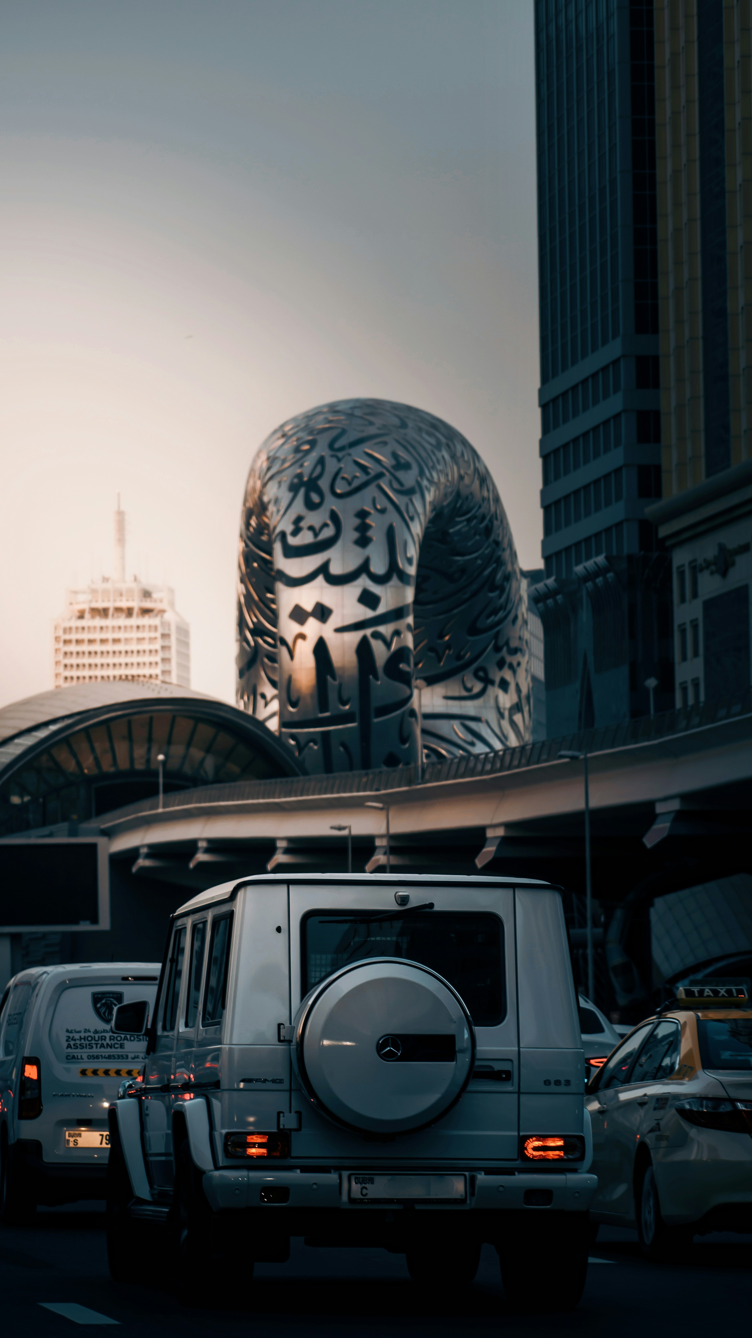 Un camión conduciendo por una calle junto a edificios altos