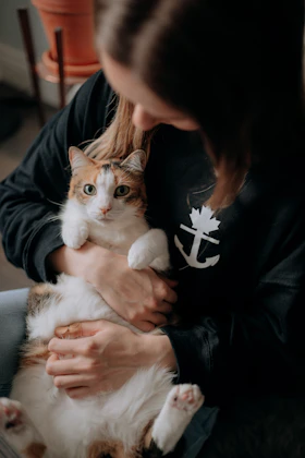 Mujer sosteniendo a su gato
