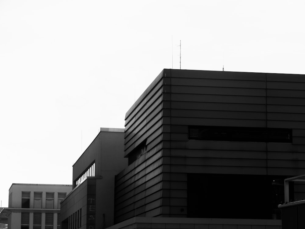 a black and white photo of a building