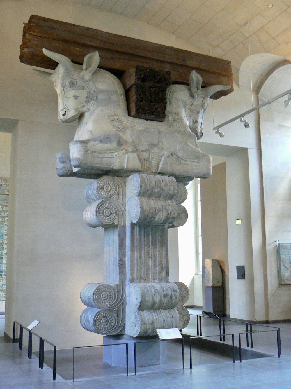 a statue of two rams on a pillar in a museum