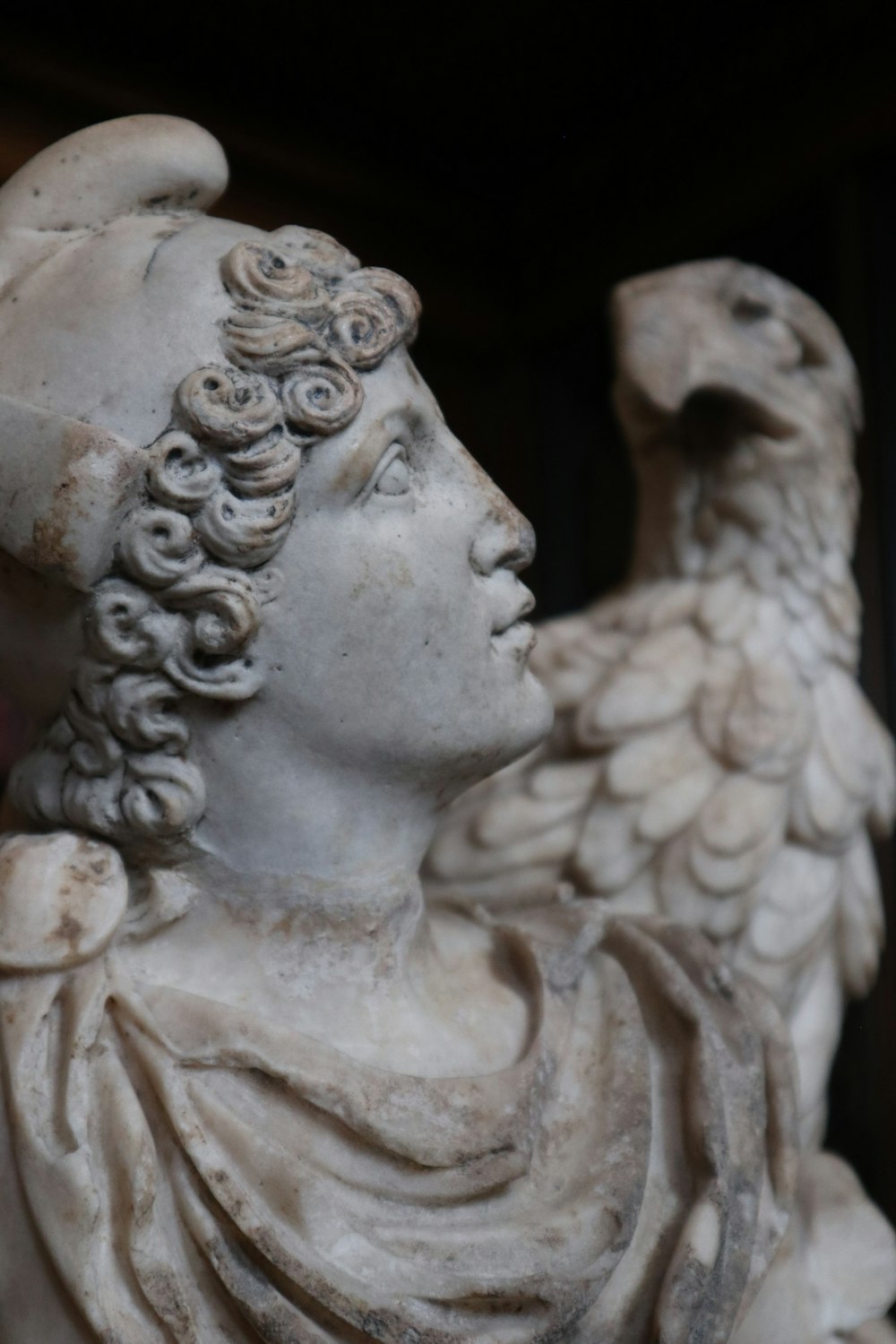 una statua di un uomo con un uccello sulla spalla
