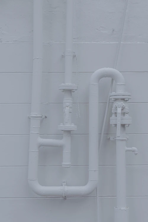 Instalación de cañerías y equipos sobre un muro