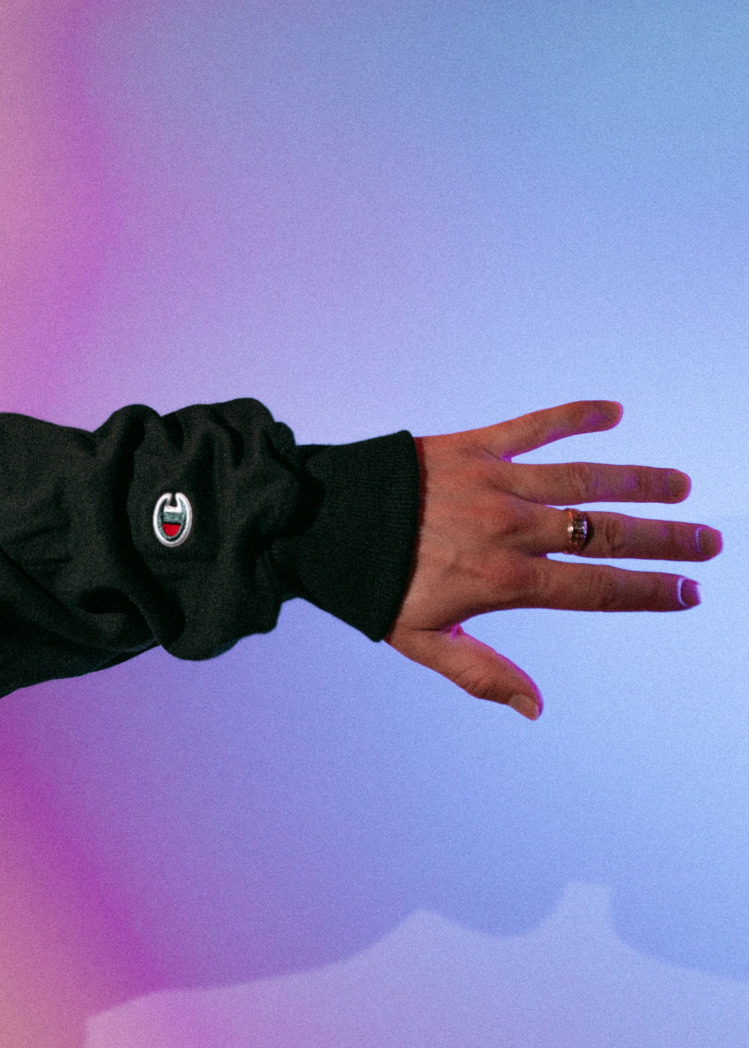 la main d’une personne avec une bague dessus