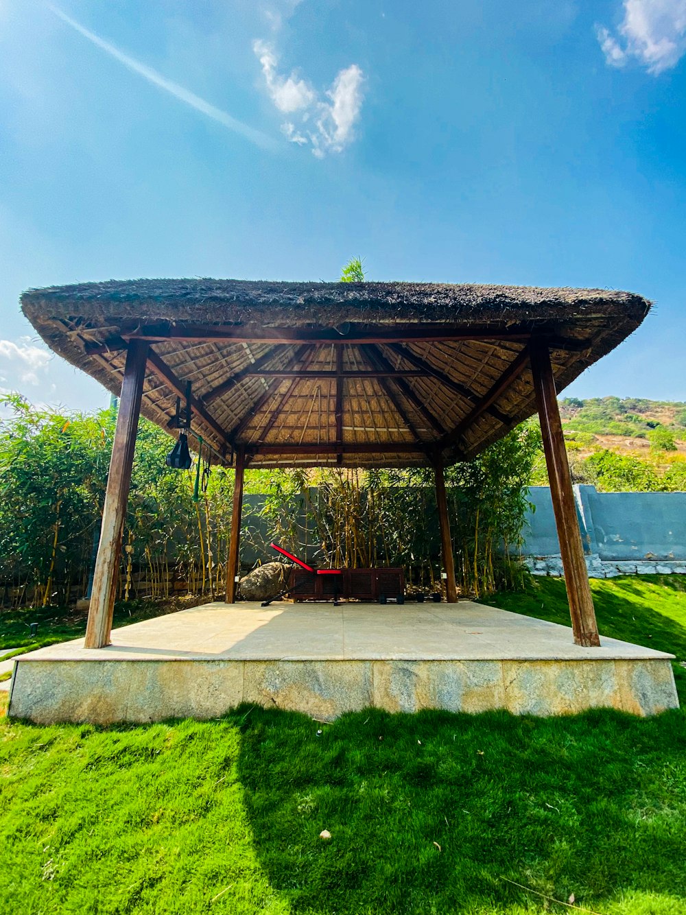 um gazebo no meio de uma área gramada