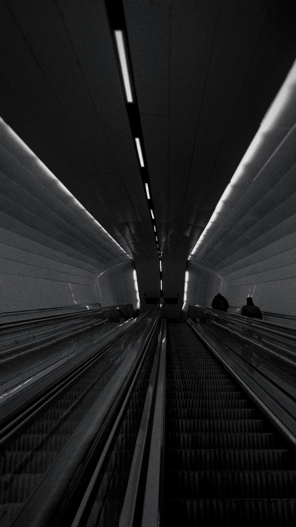 uma foto em preto e branco de um metrô