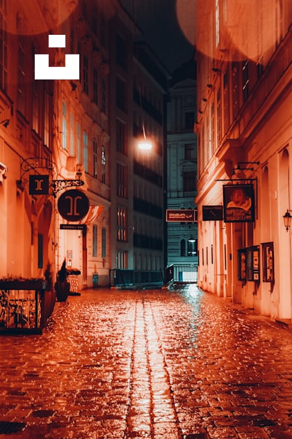 A city street at night with a street light on photo – Free Vienna Image ...