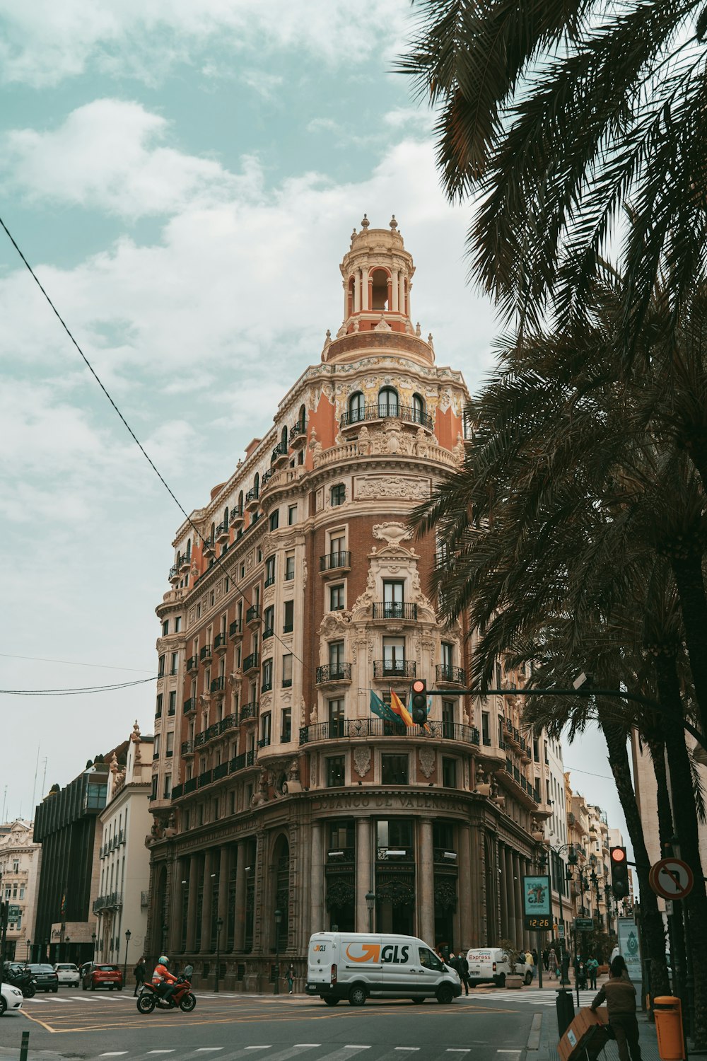 Un edificio alto con un reloj en la parte superior