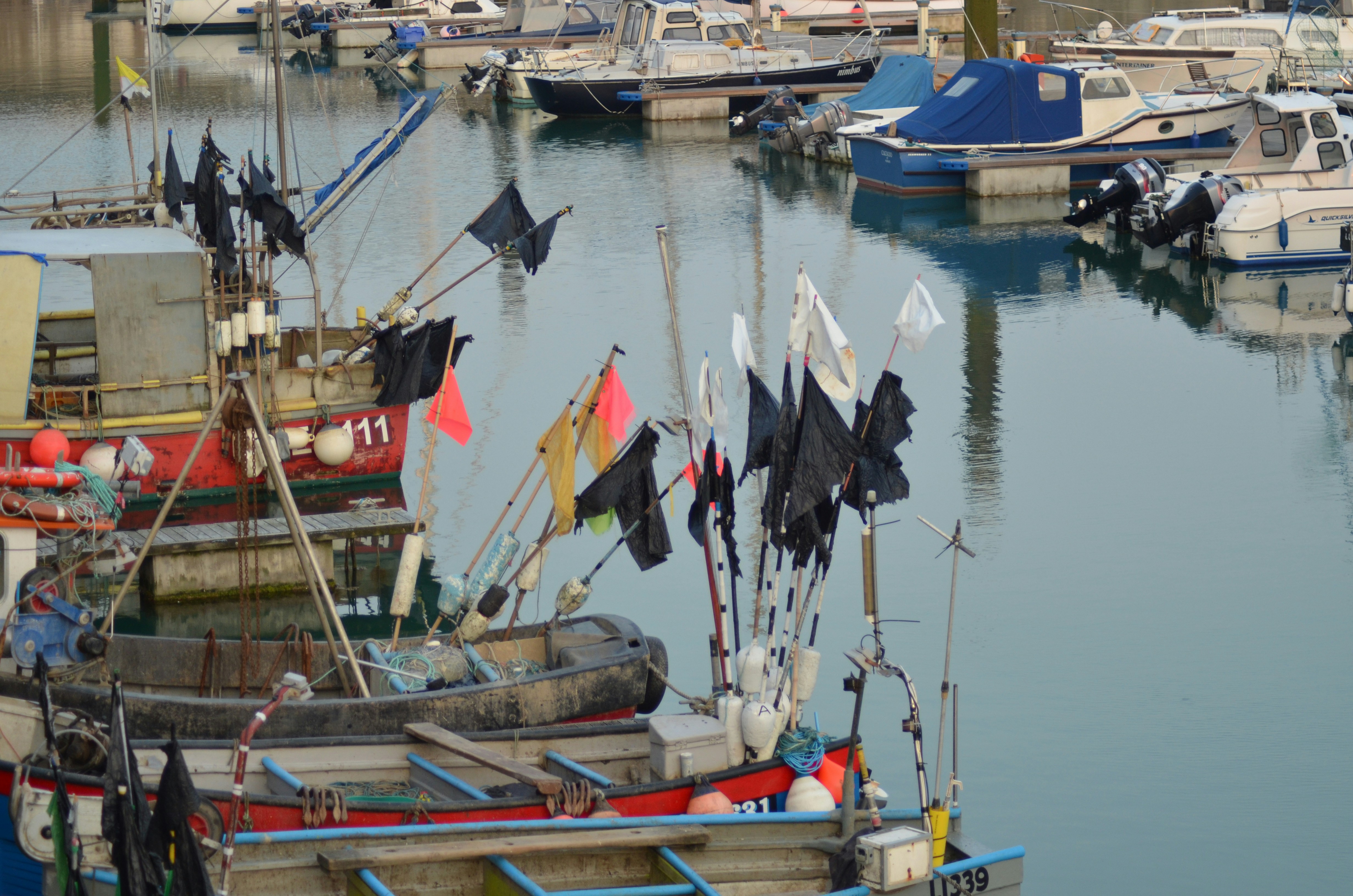 Ein Hafen gefüllt mit vielen Booten nebeneinander