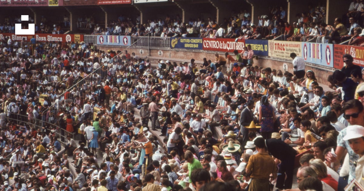 A large crowd of people in a stadium photo – Free Crowd Image on Unsplash