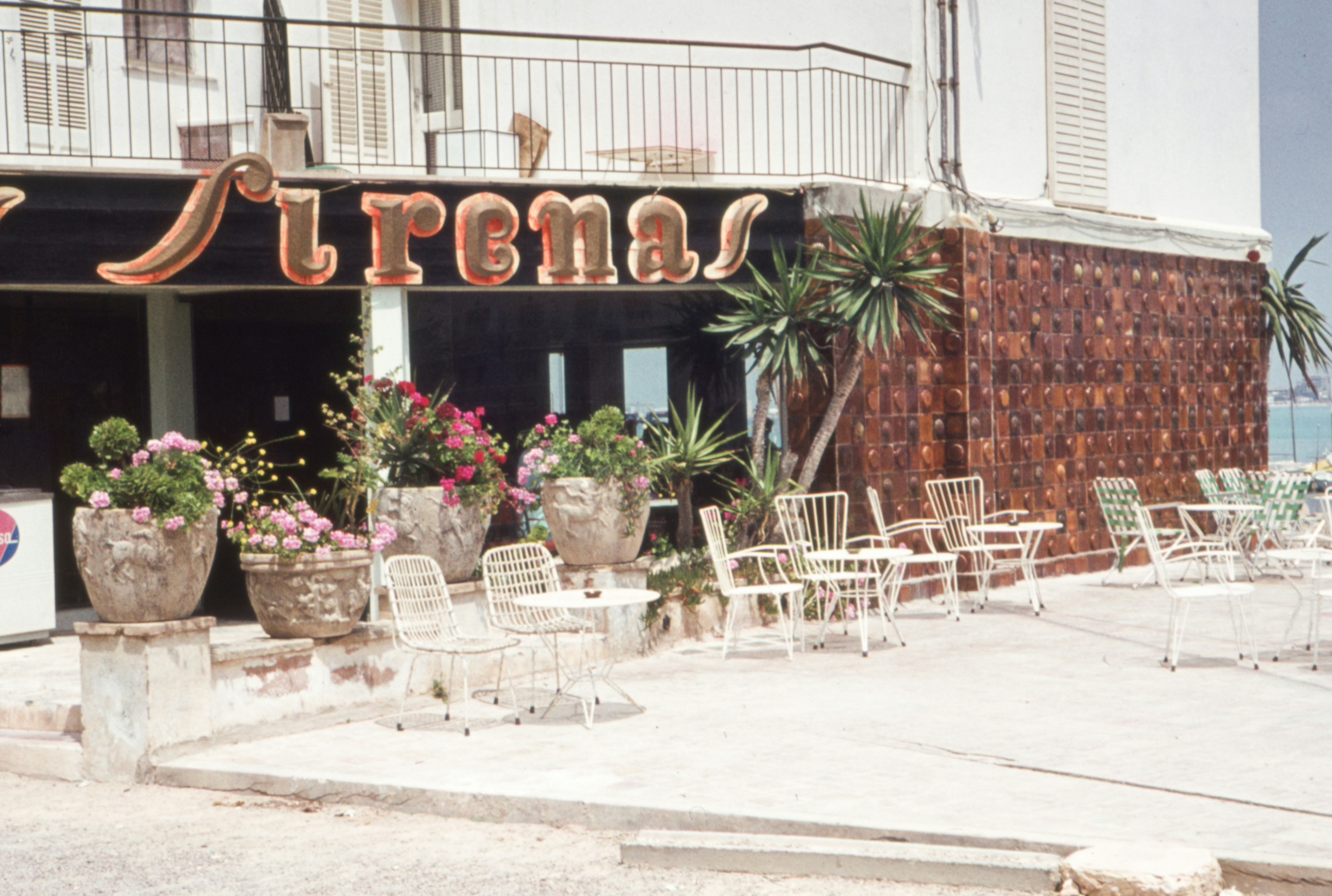 a group of chairs sitting outside of a building
