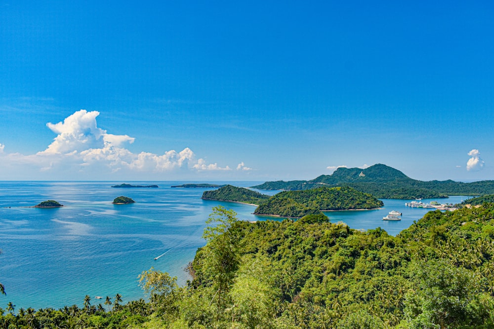 uma vista panorâmica do oceano a partir de uma colina