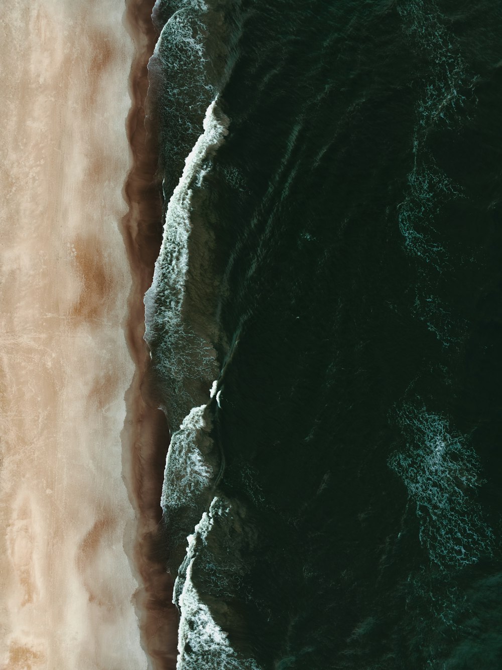 une vue aérienne d’une plage et de l’océan